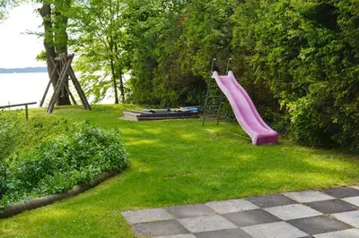 Ein Garten an der Unterkunft Ferienresidenz Chiemseestrand - Seebruck