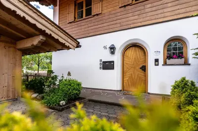 Ein Garten an der Unterkunft Ferienwohnungen LARA Wohnung 1