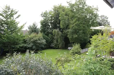 Ein Garten an der Unterkunft Ruhiges Garten-Studio CHIARA Gstadt Läufers Chiemsee Holiday Home