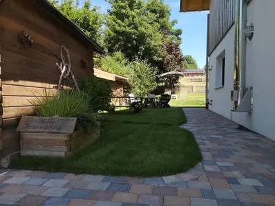Ein Garten an der Unterkunft Heidis Ferienwohnung