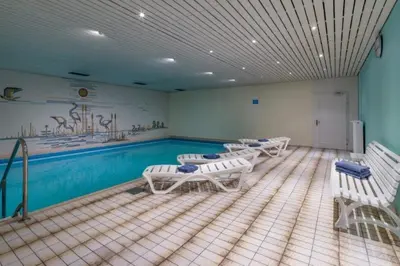 Der Swimmingpool an oder in der Nähe von Chiemgau Comfort B8 Ferienwohnung Oberaudorf mit direktem Bergblick auf den Kaiser sowie Hallenbad und Sauna