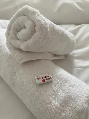 Ein Bett oder Betten in einem Zimmer der Unterkunft Chiemgau Comfort A8 Ferienwohnanlage Oberaudorf mit Hallenbad und Sauna