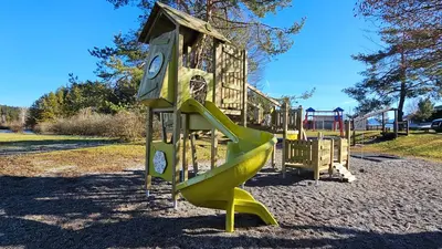 Ein Kinderspielbereich in der Unterkunft Lechbruck am See Feriendorf Hochbergle Haus 144