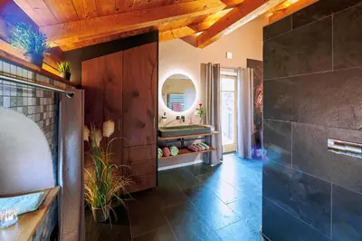 Ein Badezimmer in der Unterkunft ÜbermAlztal Suite