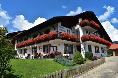 Ein Garten an der Unterkunft Gästehaus Bergfrieden, Ferienwohnung Eva