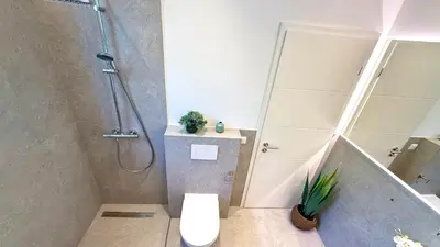 Ein Badezimmer in der Unterkunft BeckHomes Munich- Large 210 sqm Central Apartment- 7 BR, 6Baths, 3 Kitchens, Up to 18 Guests