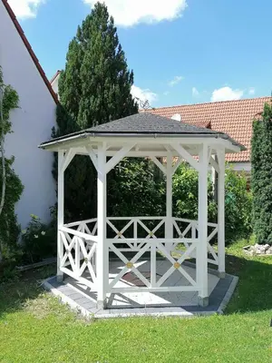 Ein Garten an der Unterkunft 1 Zimmer Apartment mit Kochecke und Bad
