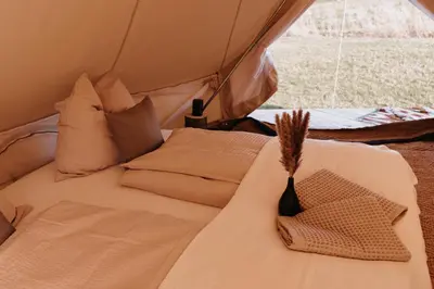 Ein Sitzbereich in der Unterkunft Golden Zelt Lebenshofalpakas