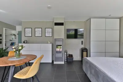 Ein Bett oder Betten in einem Zimmer der Unterkunft Modernes Studio-Apartment - Gartenblick