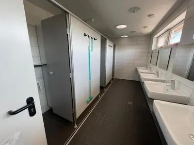 Ein Badezimmer in der Unterkunft Wohnwagen mit Vorzelt auf einem Campingplatz