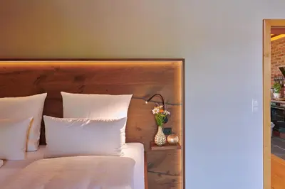 Ein Bett oder Betten in einem Zimmer der Unterkunft ÜbermAlztal Gartenblick