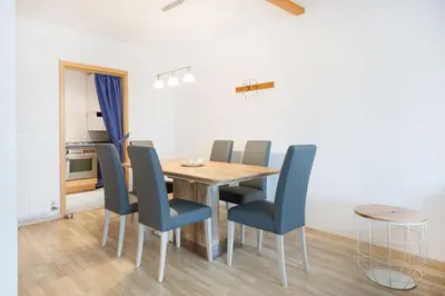 Ein Sitzbereich in der Unterkunft Lechsee Lodge - Haus Bergliebe Nr 4