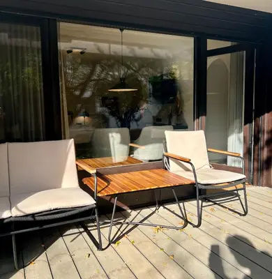 Ein Sitzbereich in der Unterkunft Pittino Gartensuite 02 in zweiter Seereihe Ammersee