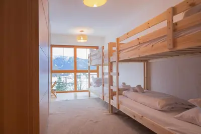 Ein Bett oder Betten in einem Zimmer der Unterkunft ღLiboria I Ferienhaus Riegsee-Hagen Helles Domizil für Gruppen