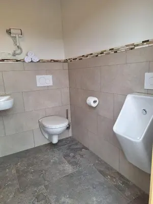 Ein Badezimmer in der Unterkunft Holzfass Entspannung pur mit schönstem Bergblick 2