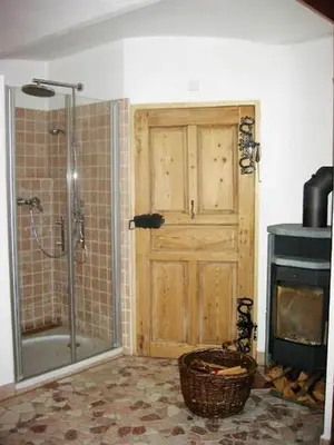 Ein Badezimmer in der Unterkunft Zirbenholzhaus mit Sauna & eingezäuntem Garten