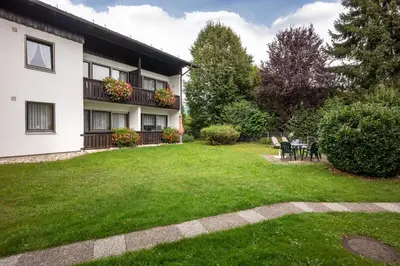 Ein Garten an der Unterkunft Neu renovierte Ferienwohnung F3