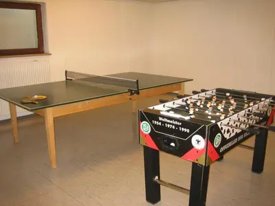 Eine Spielezimmer in der Unterkunft Bergschlössl - Appartment 25 mit Traumblick über das Inntal