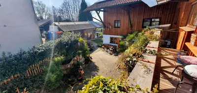 Ein Garten an der Unterkunft Ferienwohnung 1 Rinser mittig in Vogtareuth