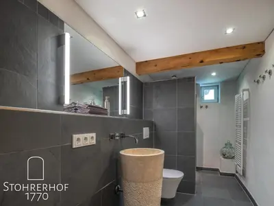 Ein Badezimmer in der Unterkunft 5 Sterne Ferienhaus Gut Stohrerhof am Ammersee bis 15 Personen