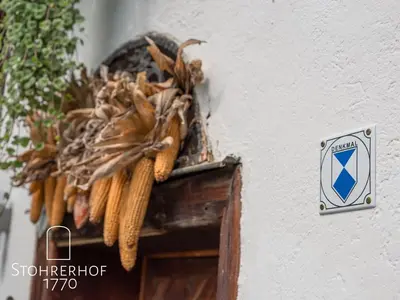 Ein Zertifikat, Auszeichnung, Logo oder anderes Dokument, das in der Unterkunft 5 Sterne Ferienhaus Gut Stohrerhof am Ammersee bis 15 Personen ausgestellt ist
