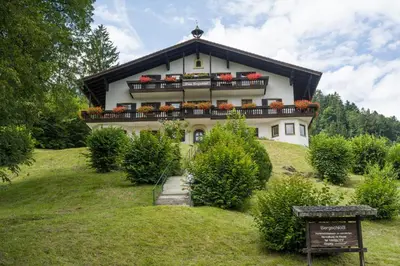 Ein Garten an der Unterkunft Ferienwohnanlage Bergschlößl Wohnung Nr 9