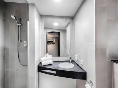 Ein Badezimmer in der Unterkunft B&B HOTEL München-Messe
