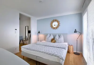 Ein Bett oder Betten in einem Zimmer der Unterkunft Chalethaus-Chiemsee - Luxus 268 qm Ferienhaus am Chiemsee - Neubau