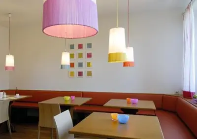 Ein Restaurant oder anderes Speiselokal in der Unterkunft Business & Budget Hotel Tessin