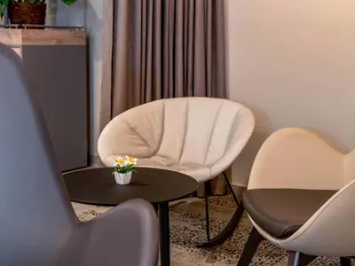 Ein Sitzbereich in der Unterkunft B&B HOTEL München-Schwabing