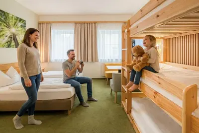 Ein Bett oder Betten in einem Zimmer der Unterkunft Familienhotel nahe der Therme Erding