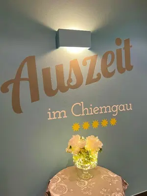 Ein Zertifikat, Auszeichnung, Logo oder anderes Dokument, das in der Unterkunft Auszeit im Chiemgau, Ferienwohnungen ausgestellt ist