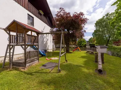 Ein Garten an der Unterkunft Ferienwohnanlage Oberaudorf E3 mit Hallenbad und Sauna