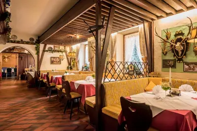 Ein Restaurant oder anderes Speiselokal in der Unterkunft Gasthof Neuwirt