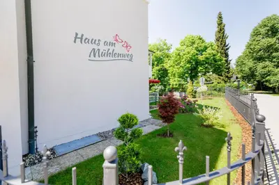 Ein Garten an der Unterkunft Haus am Mühlenweg - Appartement 2 Haus I - sonniges und modernes Ferienappartement