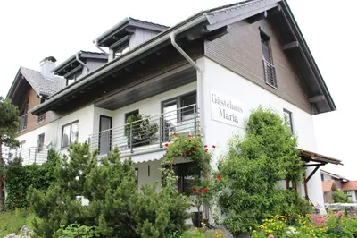 Das Gebäude in dem sich die Ferienwohnung befindet