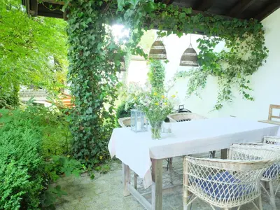 Ein Garten an der Unterkunft Ferienwohnung Tausendfreund am Chiemsee