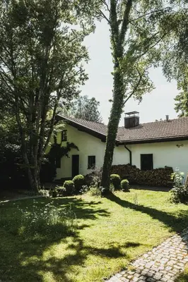 Ein Garten an der Unterkunft Gartenwohnung Tausendfreund am Chiemsee