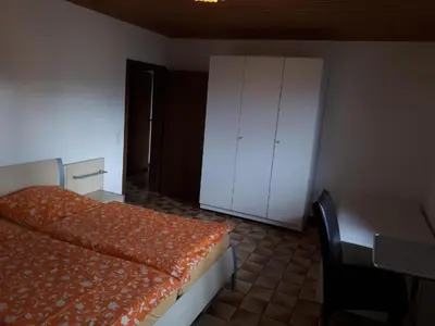 Ein Bett oder Betten in einem Zimmer der Unterkunft ROOM in apartment LOT SPACE & option COOKING & BREAKFAST self service & terrace - 9 km from A8 highway & superfast self checkin