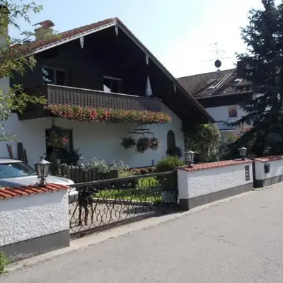ROOM in apartment LOT SPACE & option COOKING & BREAKFAST self service & terrace - 9 km from A8 highway & superfast self checkin