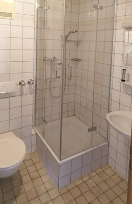 Ein Badezimmer in der Unterkunft Pension Schneider, Bad Gögging