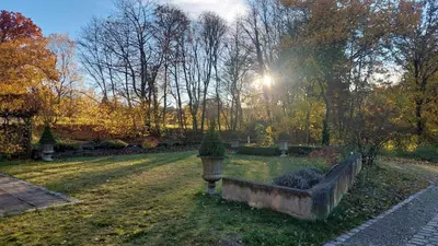Ein Garten an der Unterkunft Gutshof Ferienwohnung in Seenähe
