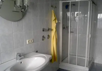 Ein Badezimmer in der Unterkunft Gästehaus am Rathaus, Doppelzimmer 2