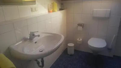 Ein Badezimmer in der Unterkunft Gästehaus am Rathaus, Doppelzimmer 2