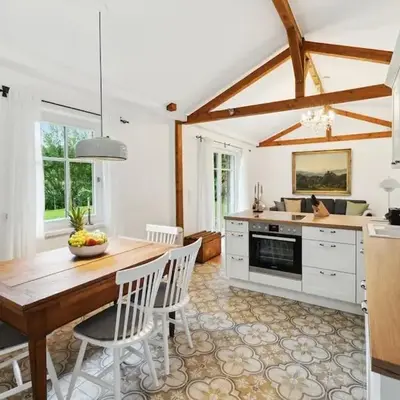 Idylisches Cottage mit Reh
