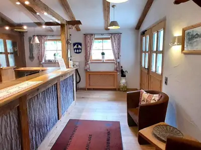 Ein Sitzbereich in der Unterkunft charmante Ferienwohnung in Bayrischzell